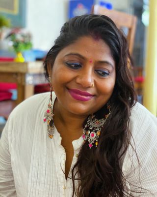 Indky umí nosit velké a výrazné šperky - hlavně náušnice a vypadá to na nich úžasně🤩👏 Naše skvělá Shanti, majitelka...